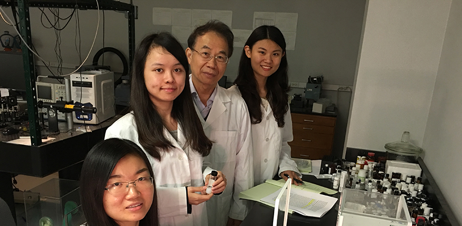 Shin-Tson Wu, winner of the 2022 SPIE Maria Goeppert-Mayer Award in Photonics, in his lab with students.